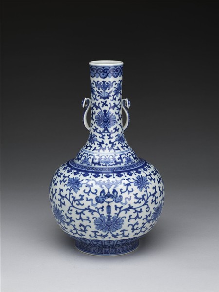 青花番蓮紋雙耳瓶