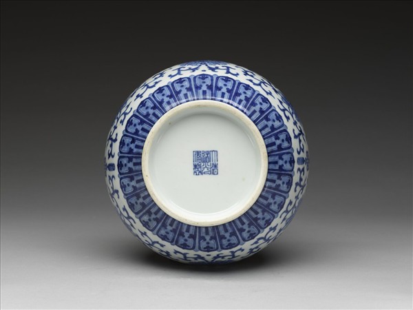 青花番蓮紋雙耳瓶