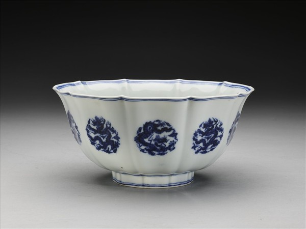 青花團龍紋牡丹花式碗