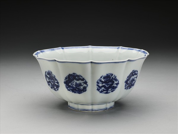 青花團龍紋牡丹花式碗