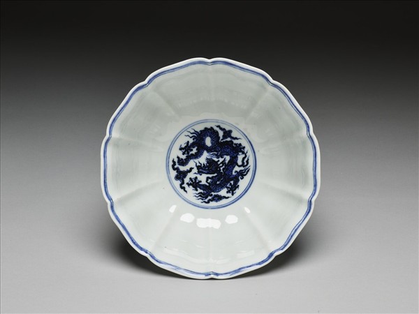 青花團龍紋牡丹花式碗