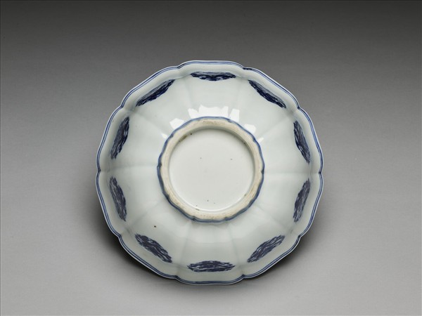 青花團龍紋牡丹花式碗