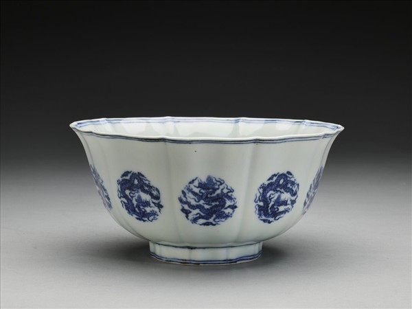 青花團龍紋葵式碗