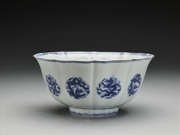 青花團龍紋葵式碗