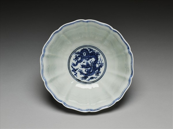 青花團龍紋葵式碗