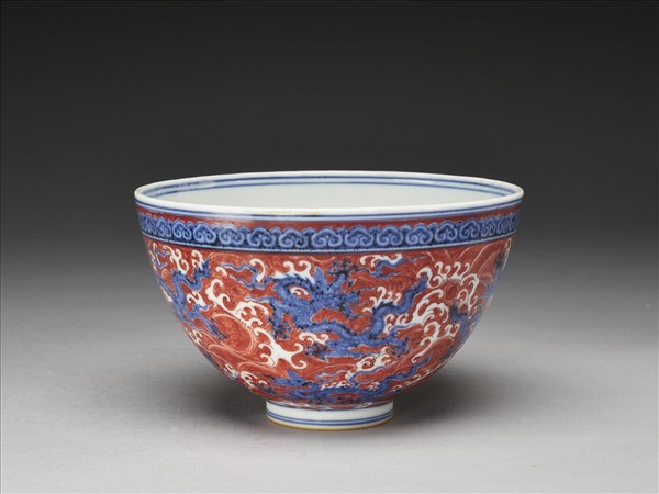青花描紅龍紋碗