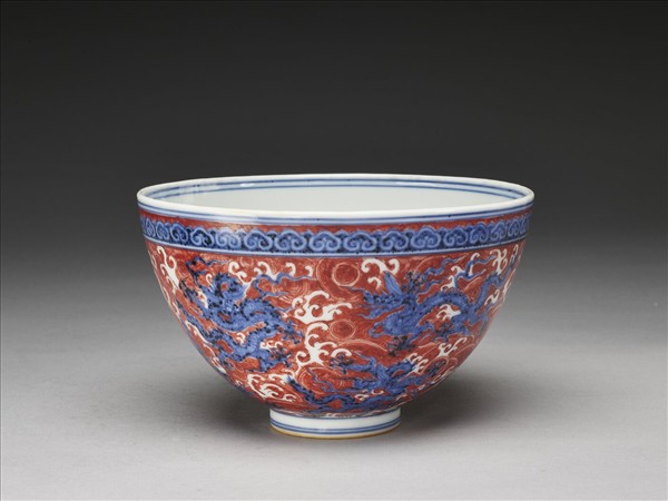 青花描紅龍紋碗