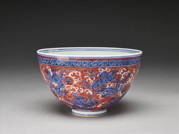 青花描紅龍紋碗