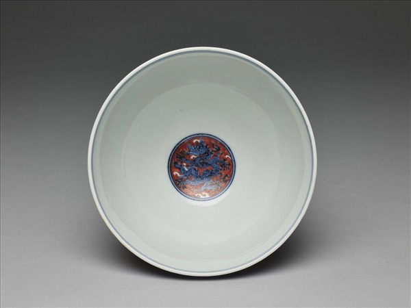 青花描紅龍紋碗