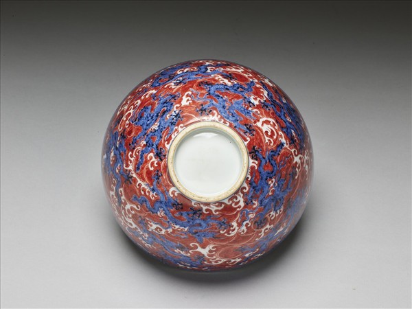 青花描紅龍紋碗