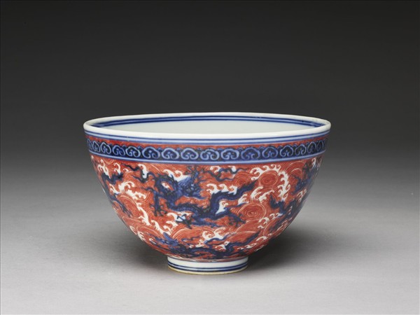 青花描紅龍紋碗