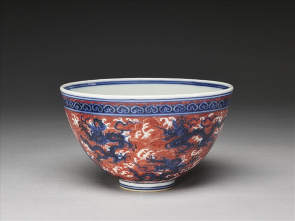 青花描紅龍紋碗