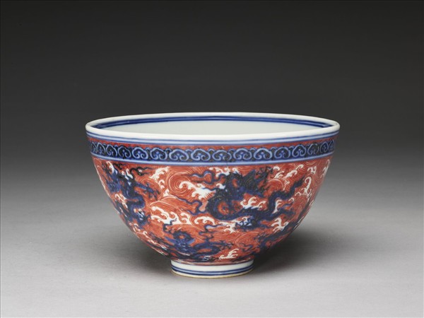 青花描紅龍紋碗