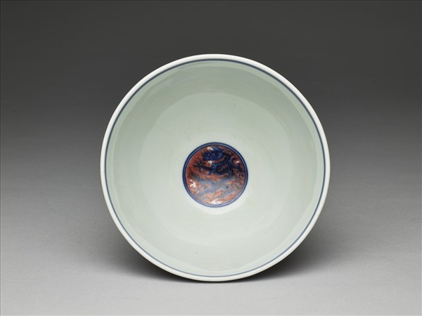 青花描紅龍紋碗