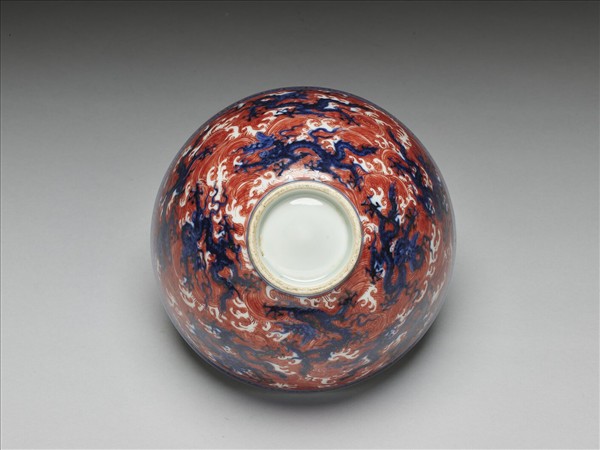 青花描紅龍紋碗