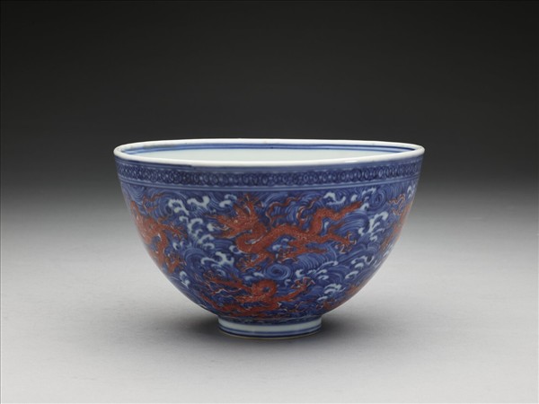 青花描紅龍紋碗