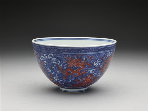青花描紅龍紋碗