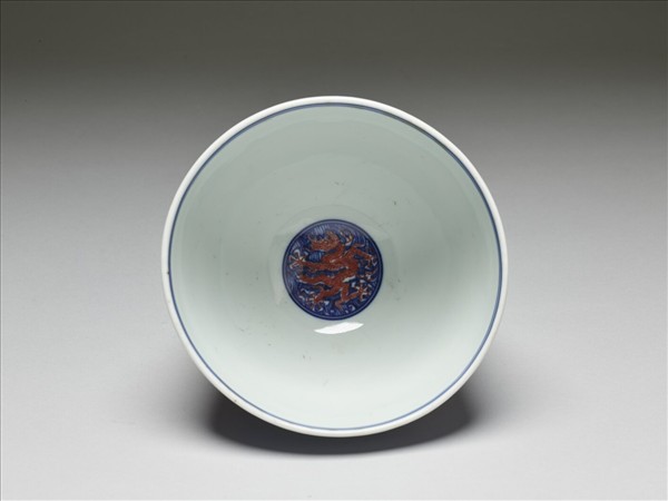 青花描紅龍紋碗