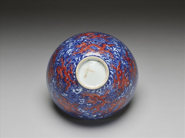 青花描紅龍紋碗