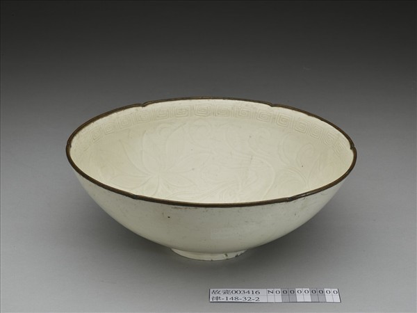 定窯 白瓷劃花蟠螭紋葵口碗