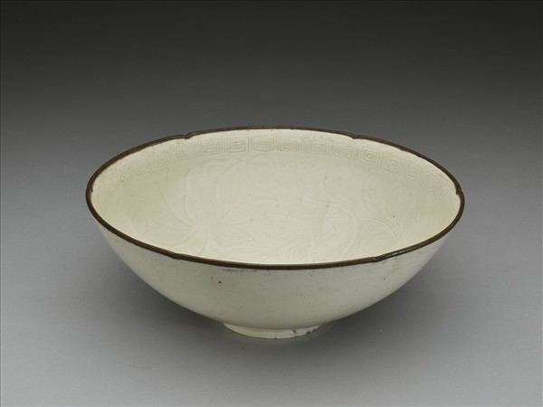 定窯 白瓷劃花蟠螭紋葵口碗