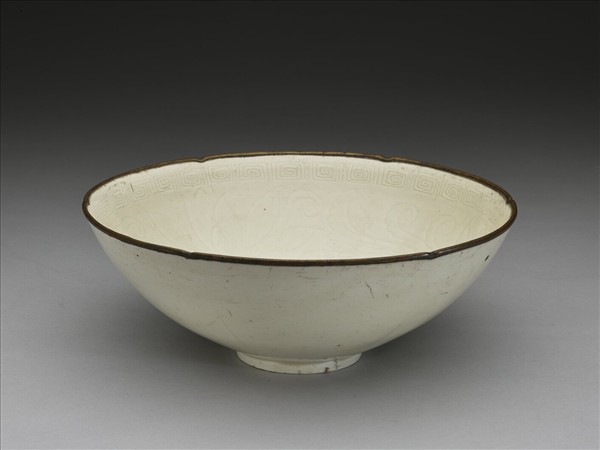 定窯 白瓷劃花蟠螭紋葵口碗