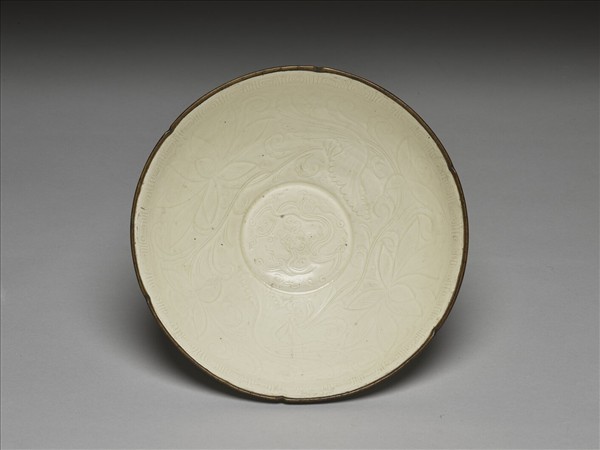 定窯 白瓷劃花蟠螭紋葵口碗