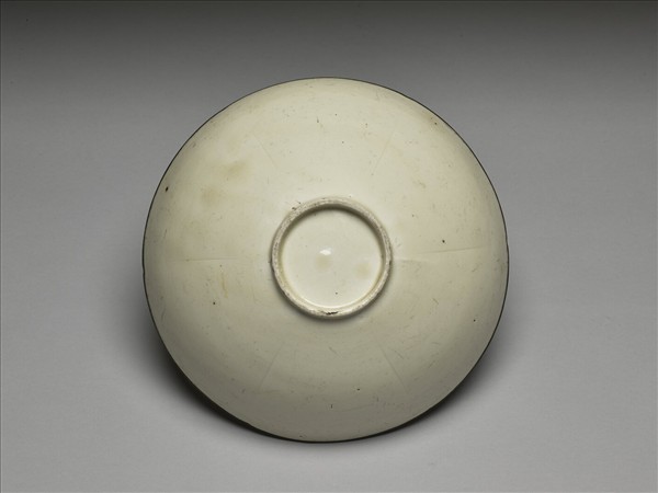 定窯 白瓷劃花蟠螭紋葵口碗