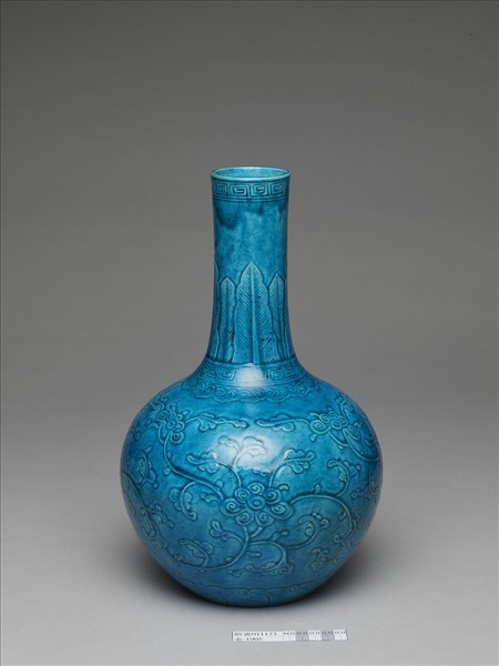 孔雀綠釉牡丹紋天球瓶