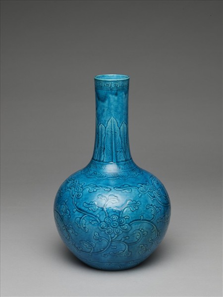 孔雀綠釉牡丹紋天球瓶