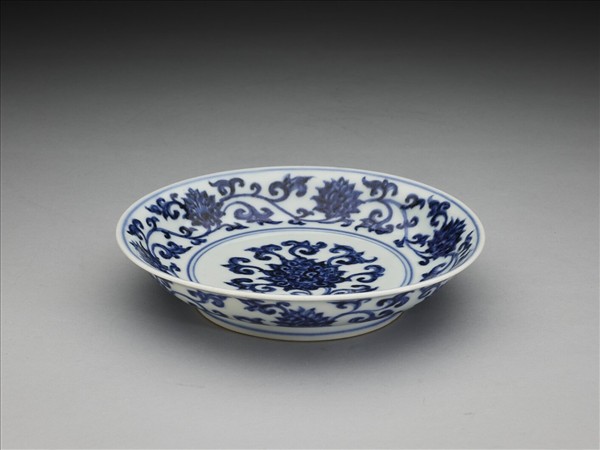 青花纏枝番蓮紋盤