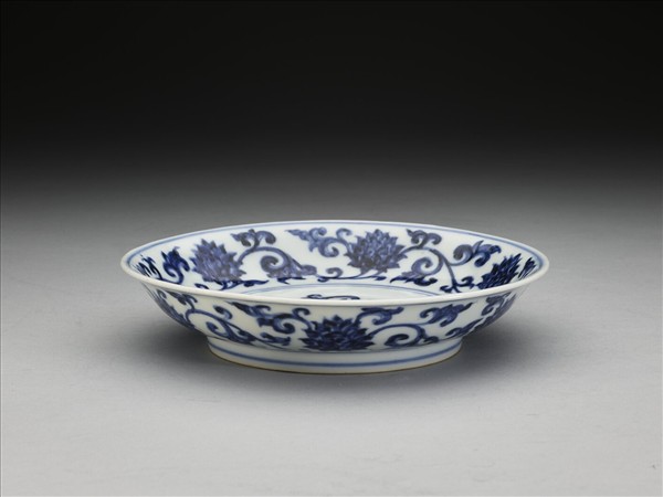 青花纏枝番蓮紋盤