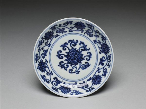 青花纏枝番蓮紋盤