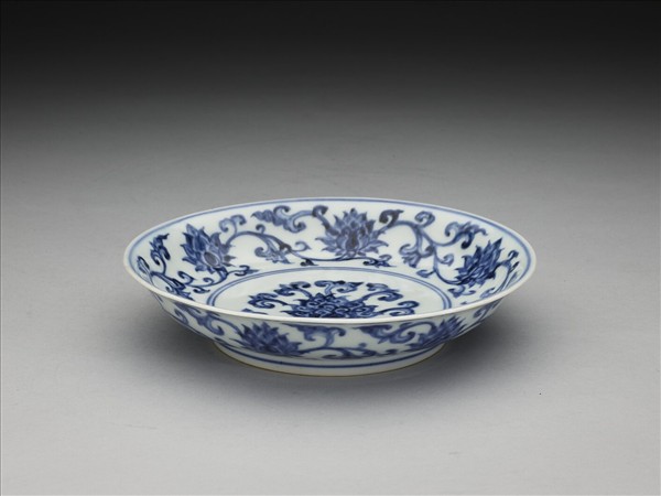 青花纏枝番蓮紋盤