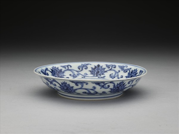 青花纏枝番蓮紋盤