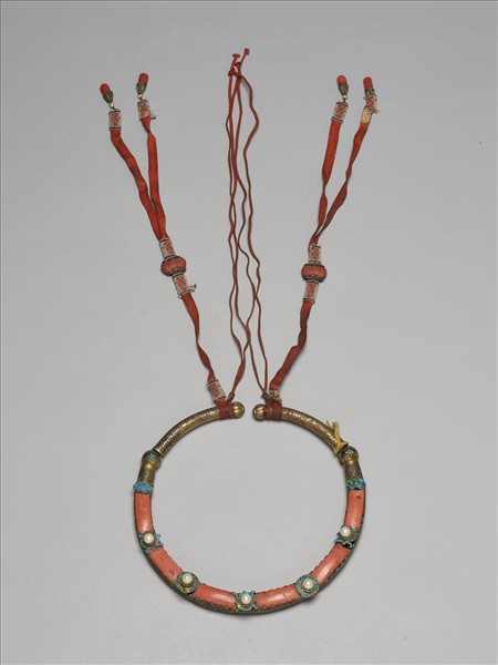 金點翠嵌珊瑚米珠領約