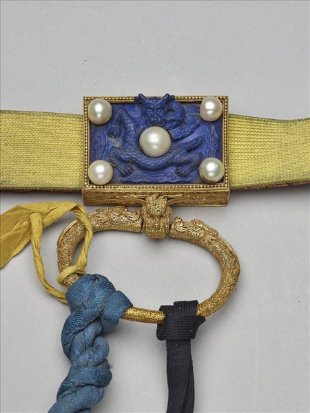 金嵌青金石龍紋方版帶扣朝帶