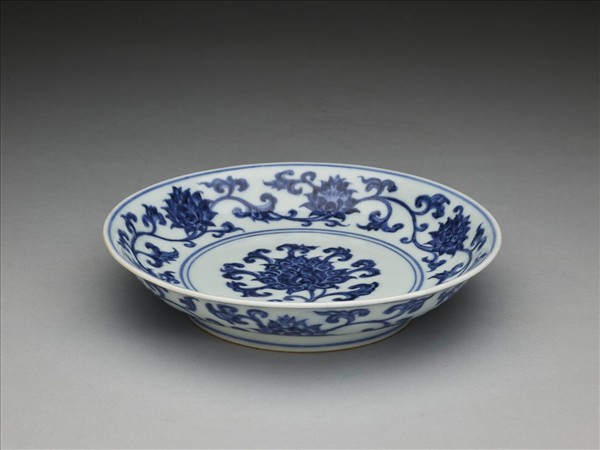青花纏枝番蓮紋盤