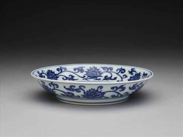 青花纏枝番蓮紋盤