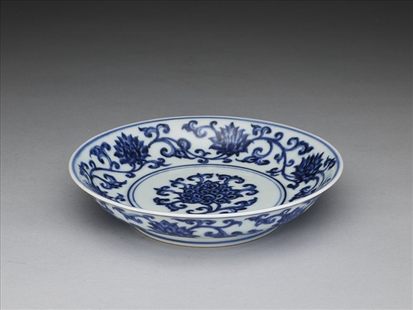 青花纏枝番蓮紋盤