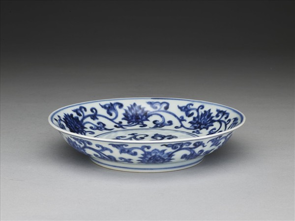 青花纏枝番蓮紋盤