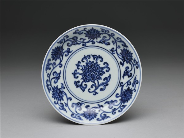 青花纏枝番蓮紋盤