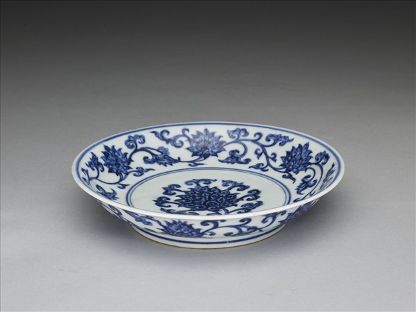 青花纏枝番蓮紋盤