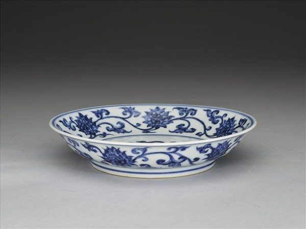 青花纏枝番蓮紋盤