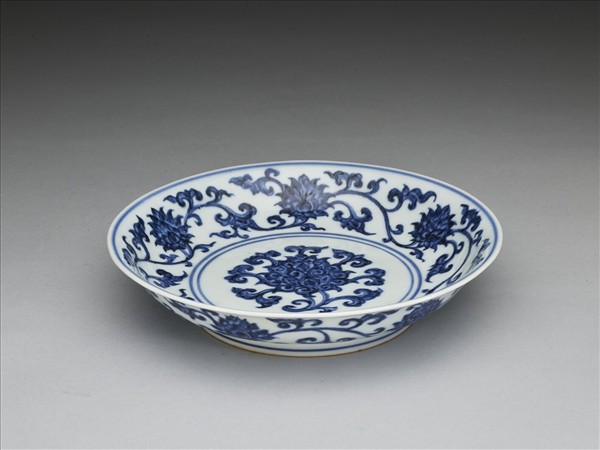 青花纏枝番蓮紋盤