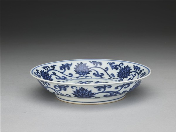 青花纏枝番蓮紋盤