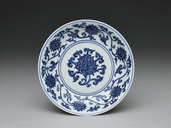 青花纏枝番蓮紋盤