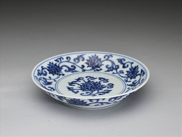 青花纏枝番蓮紋盤