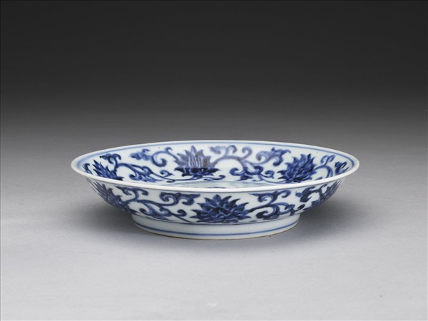 青花纏枝番蓮紋盤