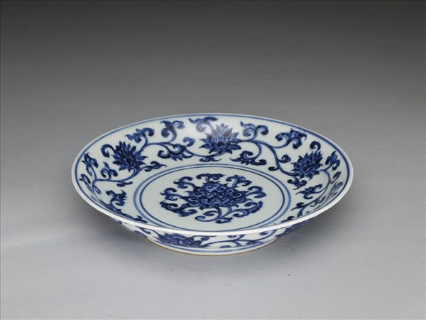 青花纏枝番蓮紋盤